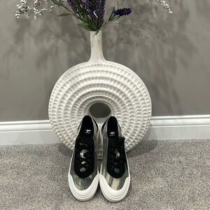 NWOB Womens rocket dog Alia sneakers. SIZE 7.5. Slight wear on bottom.